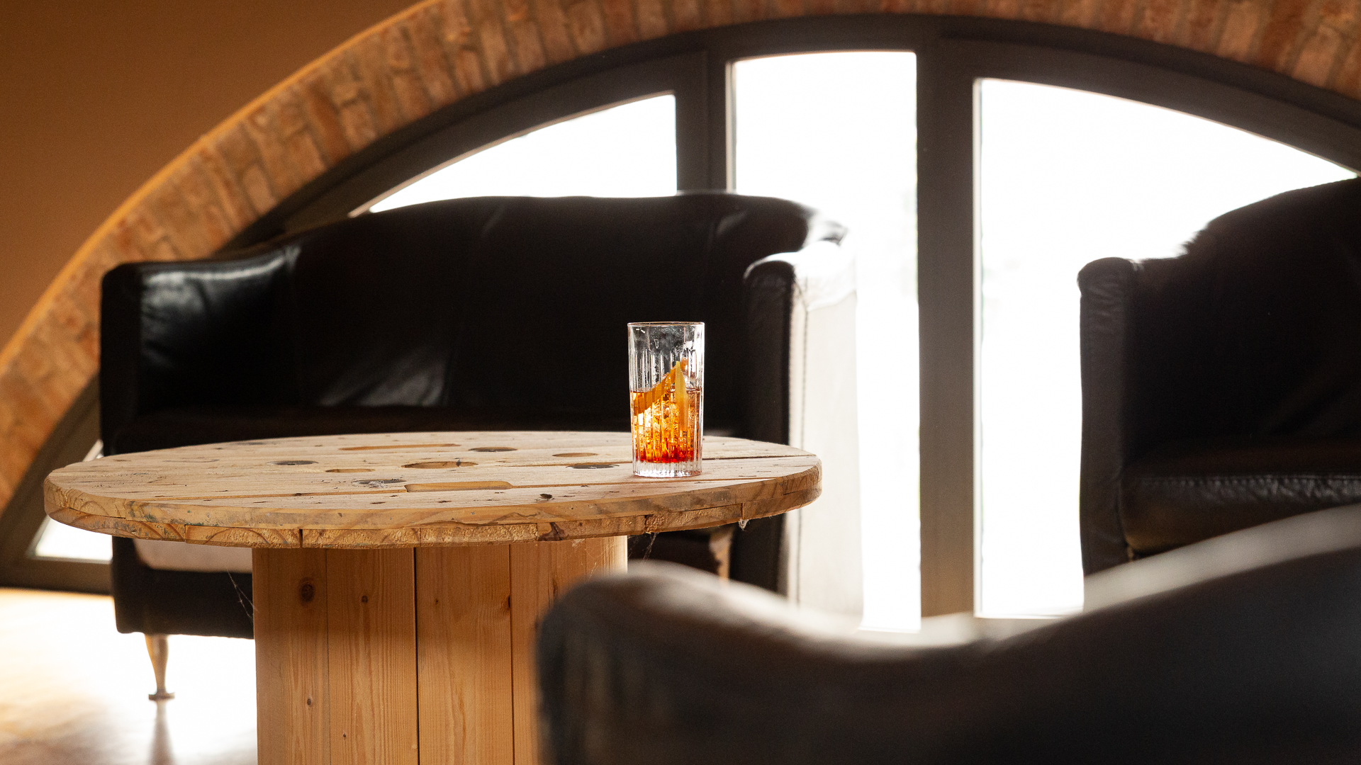 salottino con cocktails sopra al tavolino