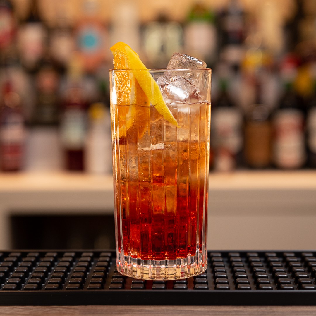 bicchiere di drink analcolico con sfondo vetreria del bar