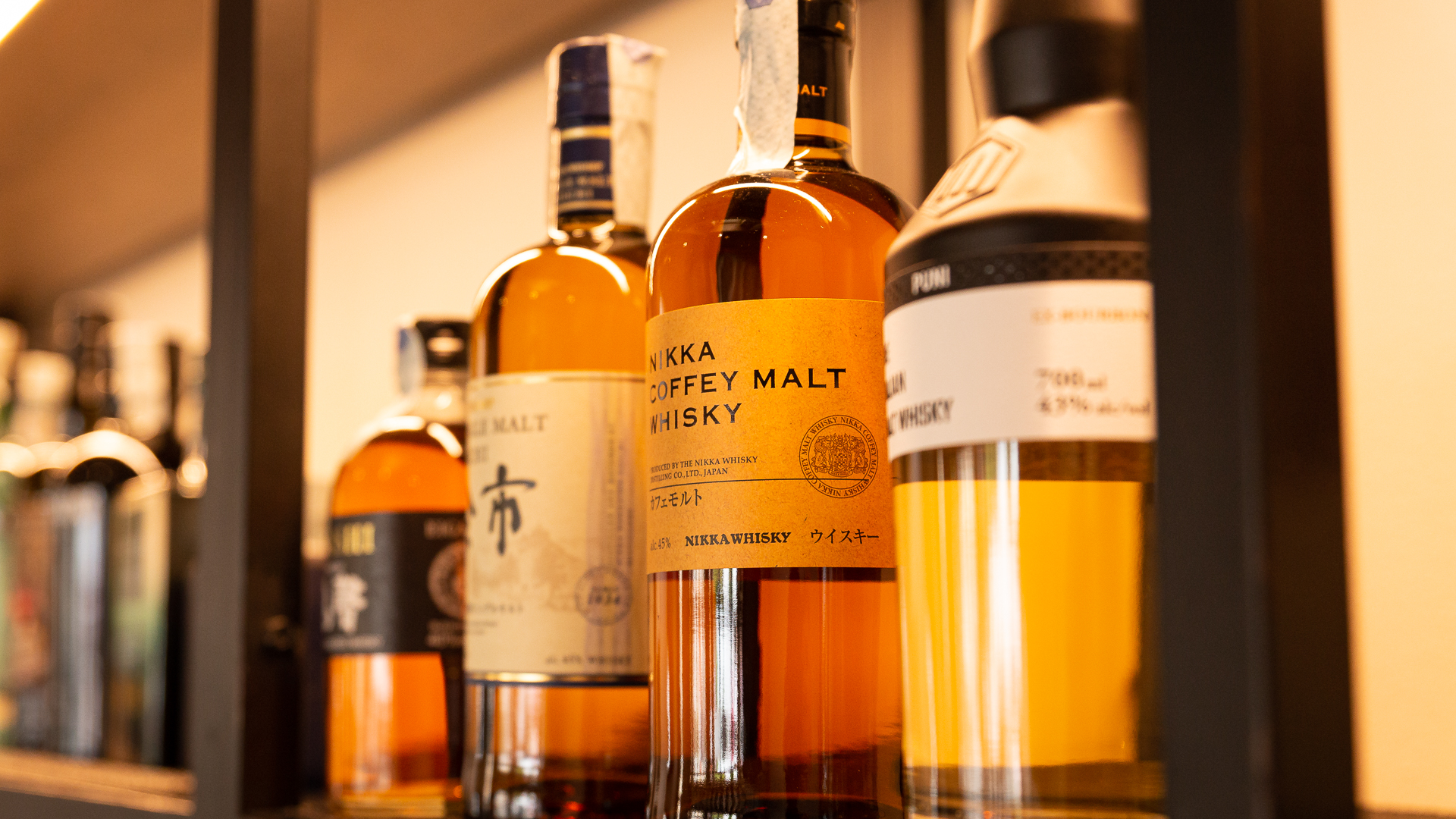 Dettaglio della vetreria del bar focalizzato sui whisky